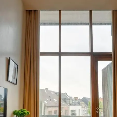 Ideal Terraced Retreat In Ghent's Center *