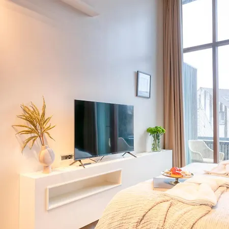 Ideal Terraced Retreat In Ghent's Center *